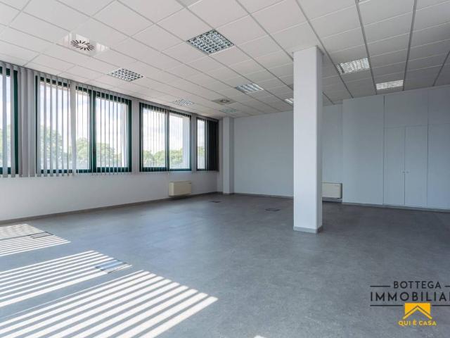 Locale Commerciale in affitto a Camin, Padova