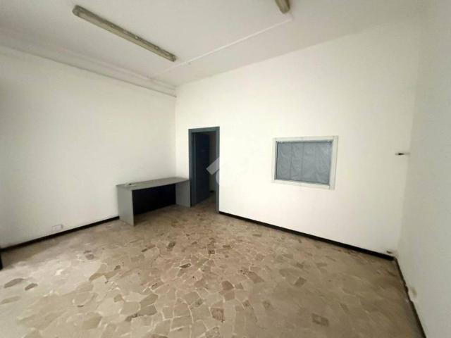 Locale Commerciale in affitto a Brusegana, Padova