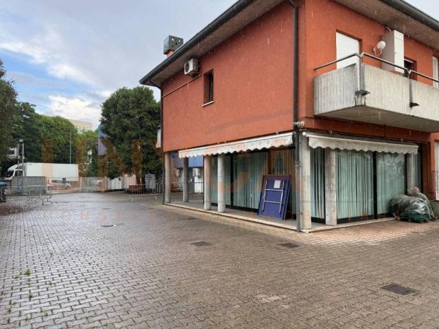 Locale Commerciale in affitto a Brusegana, Padova