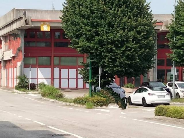 Locale Commerciale in affitto a Camin, Padova