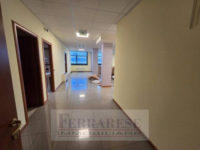 Locale Commerciale in affitto a Camin, Padova