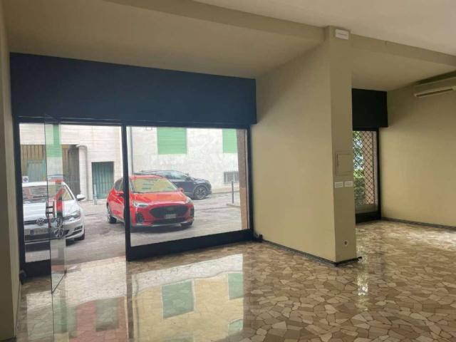 Locale Commerciale in affitto a Forcellini, Padova