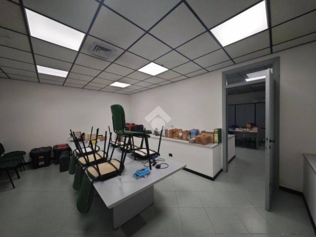 Locale Commerciale in affitto a Camin, Padova