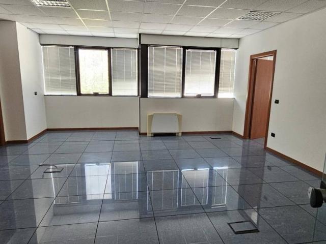Locale Commerciale in affitto a Camin, Padova