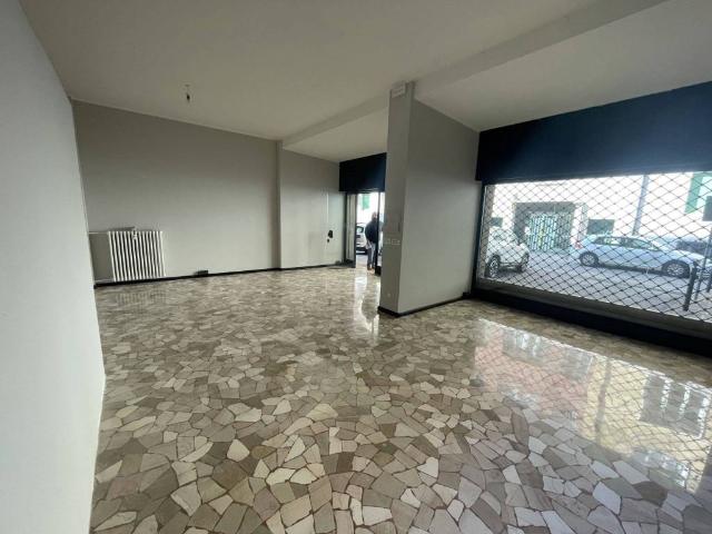 Locale Commerciale in affitto a Stanga, Padova