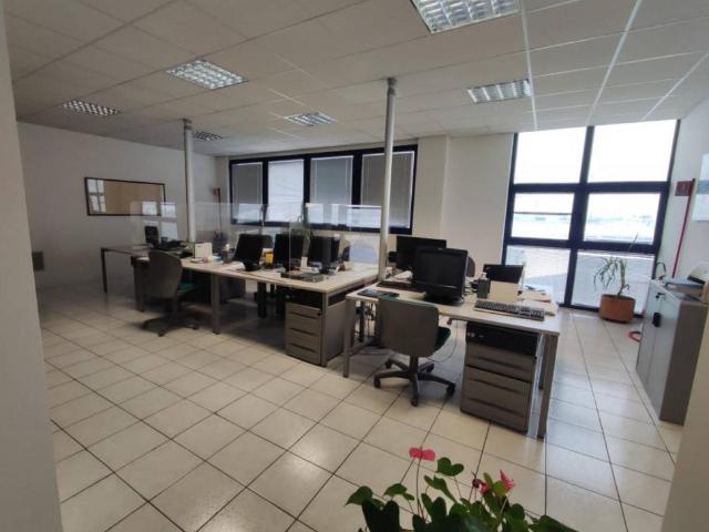 Locale Commerciale in affitto a Camin, Padova