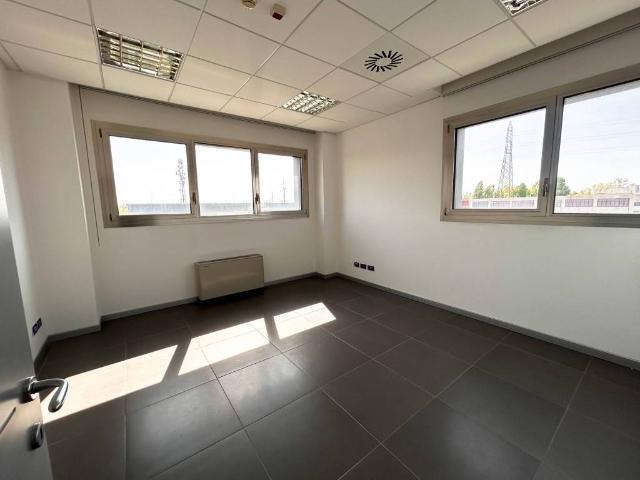 Locale Commerciale in affitto a Camin, Padova