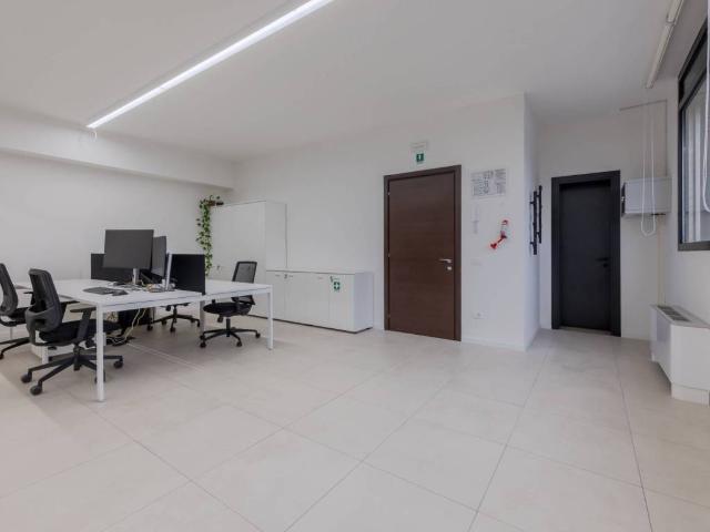 Locale Commerciale in affitto a Camin, Padova