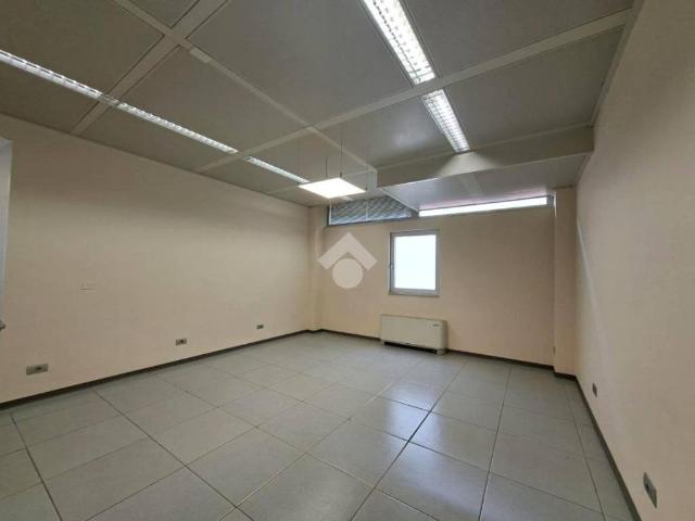 Locale Commerciale in affitto a Camin, Padova