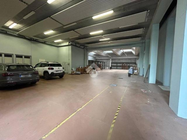 Locale Commerciale in affitto a Camin, Padova