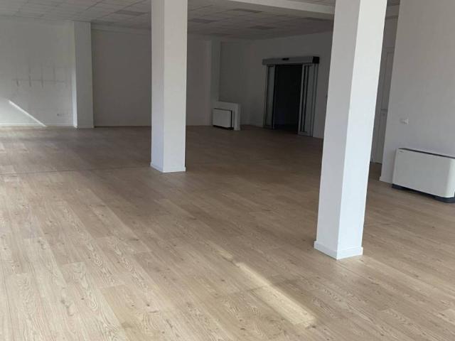 Locale Commerciale in affitto a Camin, Padova