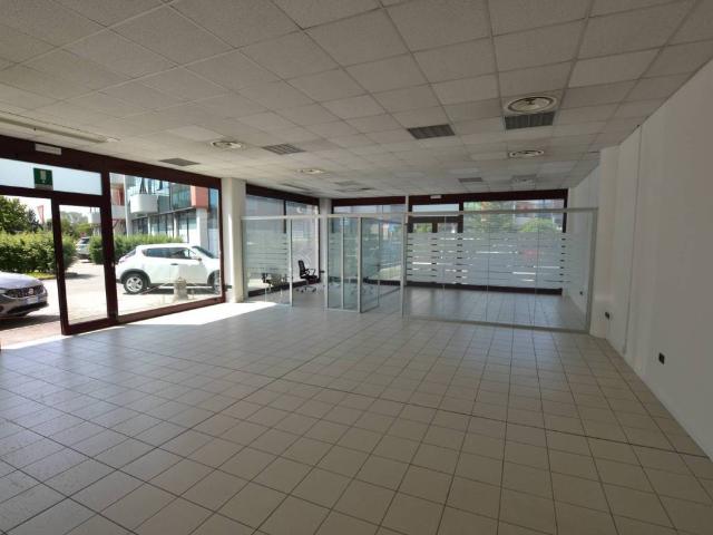 Locale Commerciale in affitto a Padova, San Gregorio di Camin