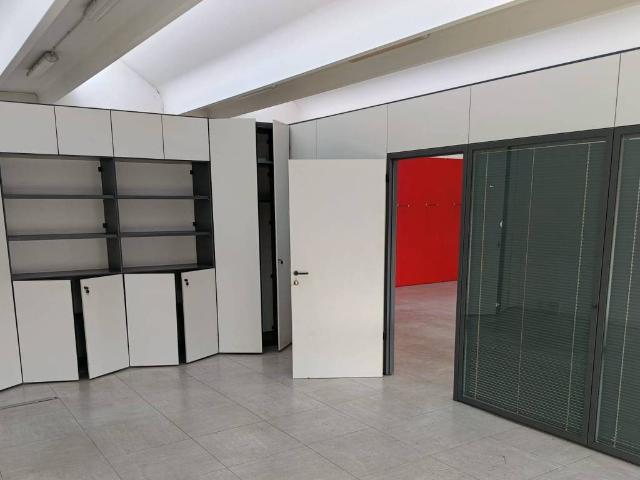 Locale Commerciale in affitto a Camin, Padova