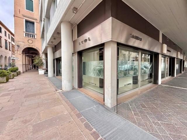 Locale Commerciale in affitto a Padova, Veneto