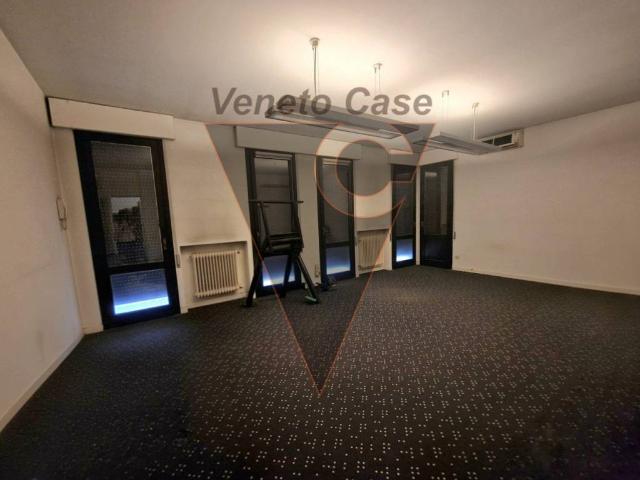Locale Commerciale in affitto a Camin, Padova