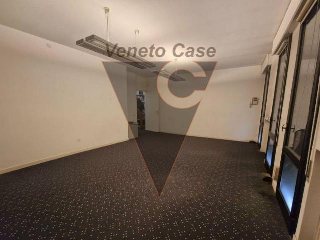 Locale Commerciale in affitto a Camin, Padova