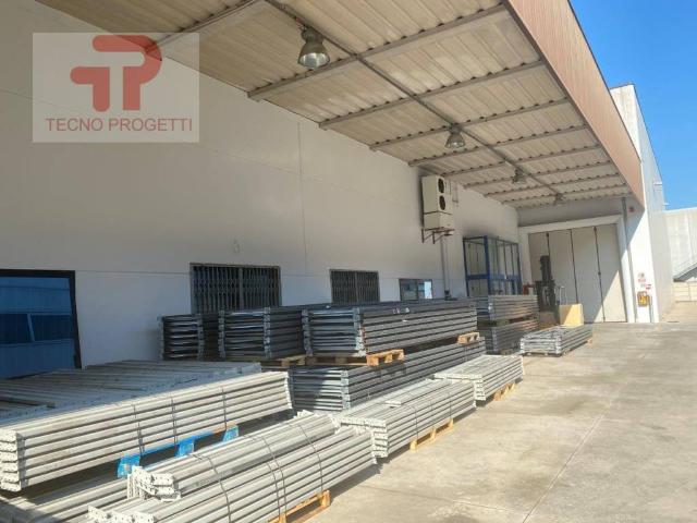 Locale Commerciale in affitto a Camin, Padova