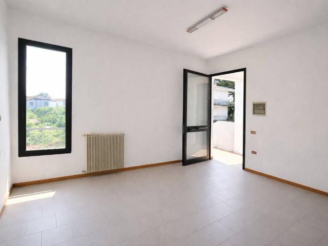 Locale Commerciale in affitto a Brusegana, Padova