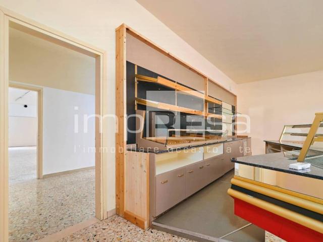 Locale Commerciale in affitto a Paese, Veneto