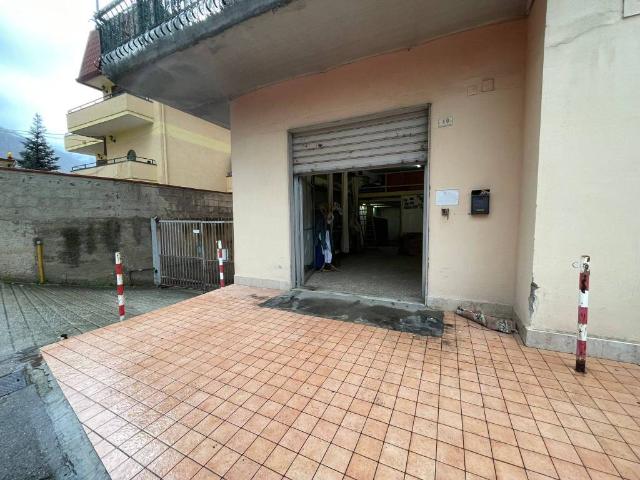 Locale Commerciale in affitto a Pagani, Campania