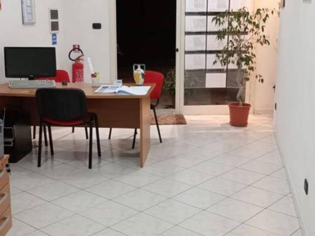Locale Commerciale in affitto a II Circoscrizione, Palermo