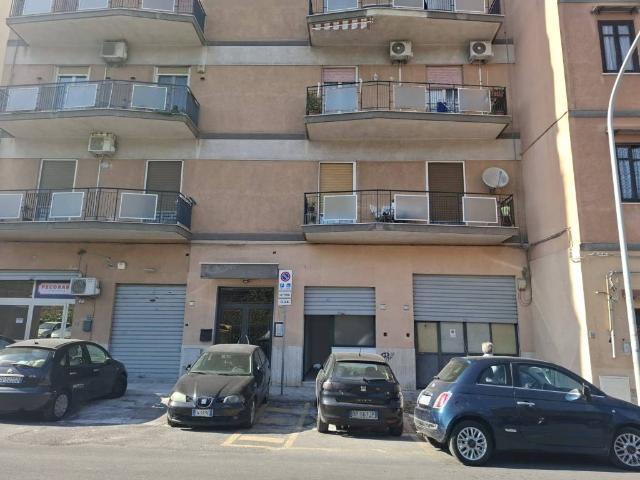 Locale Commerciale in affitto a IV Circoscrizione, Palermo