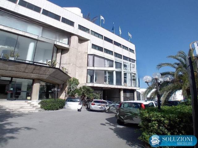 Locale Commerciale in affitto a V Circoscrizione, Palermo