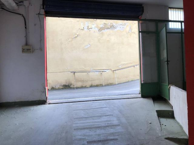 Locale Commerciale in affitto a VI Circoscrizione, Palermo