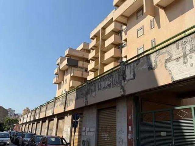 Locale Commerciale in affitto a V Circoscrizione, Palermo