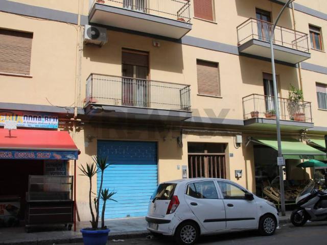 Locale Commerciale in affitto a IV Circoscrizione, Palermo