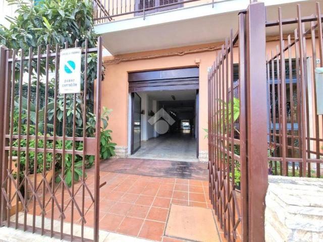 Locale Commerciale in affitto a IV Circoscrizione, Palermo