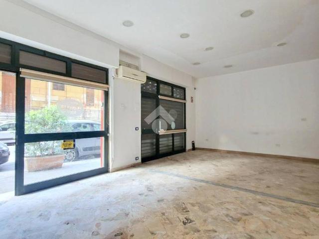 Locale Commerciale in affitto a IV Circoscrizione, Palermo