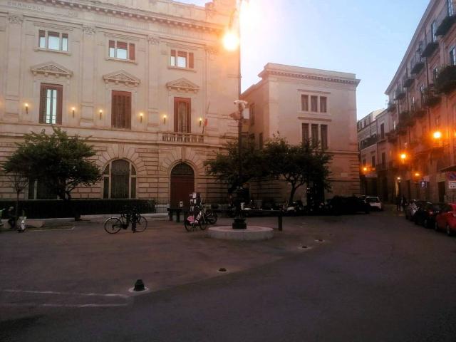 Locale Commerciale in affitto a I Circoscrizione, Palermo