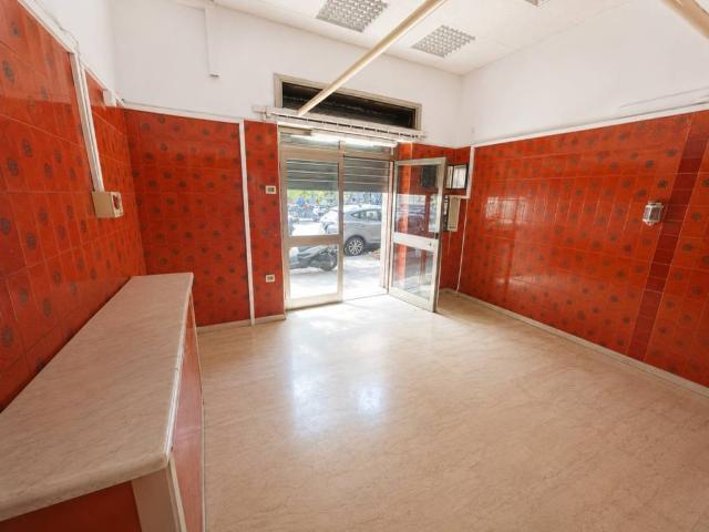 Locale Commerciale in affitto a VIII Circoscrizione, Palermo