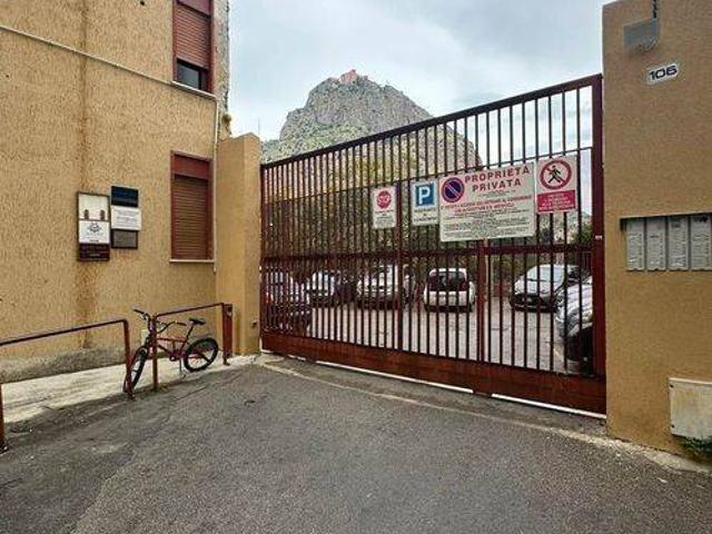Locale Commerciale in affitto a VIII Circoscrizione, Palermo