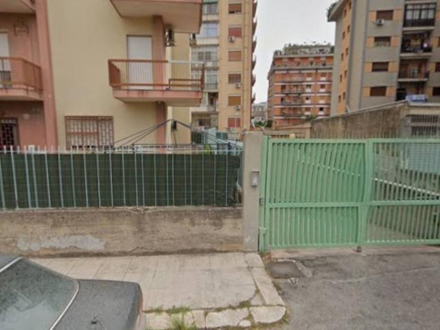 Locale Commerciale in affitto a VI Circoscrizione, Palermo