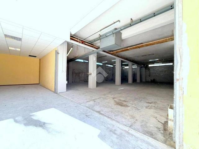 Locale Commerciale in affitto a IV Circoscrizione, Palermo