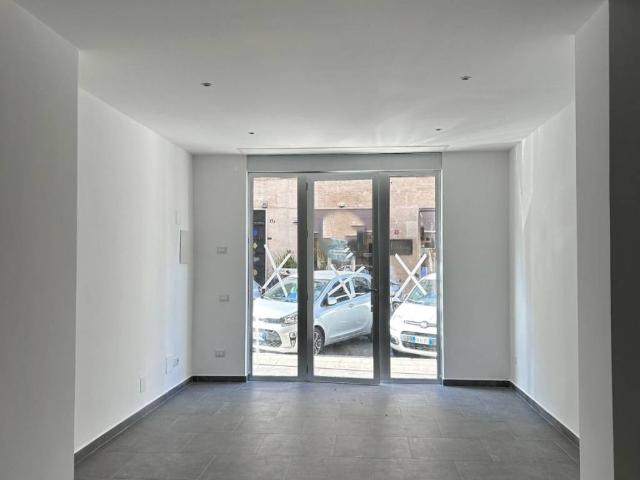 Locale Commerciale in affitto a VIII Circoscrizione, Palermo