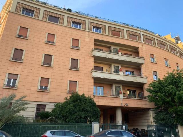 Locale Commerciale in affitto a V Circoscrizione, Palermo