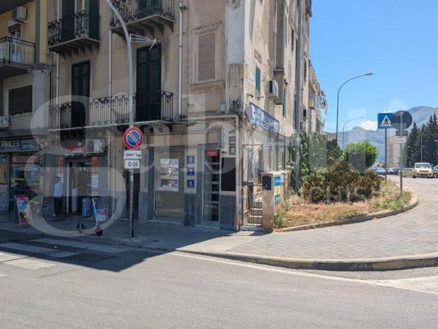 Locale Commerciale in affitto a III Circoscrizione, Palermo