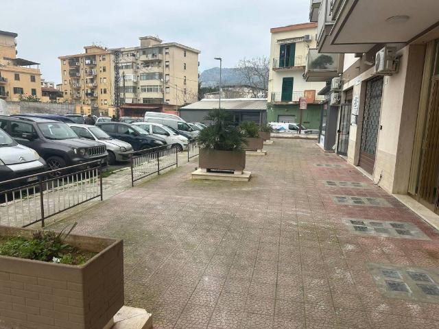 Locale Commerciale in affitto a VI Circoscrizione, Palermo