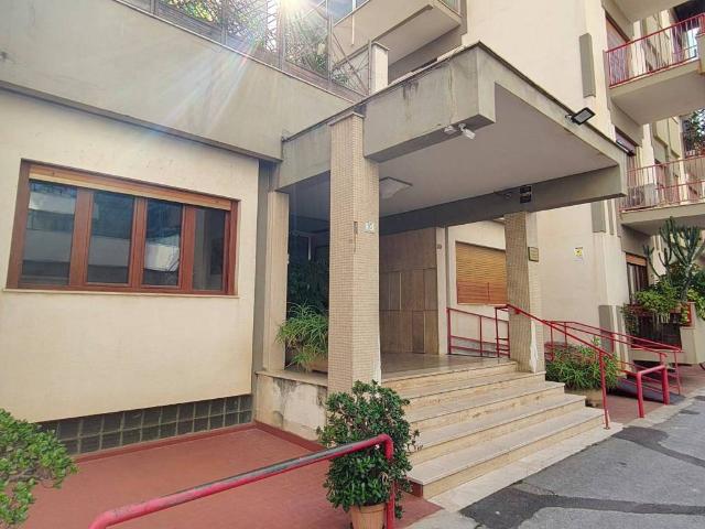 Locale Commerciale in affitto a VIII Circoscrizione, Palermo