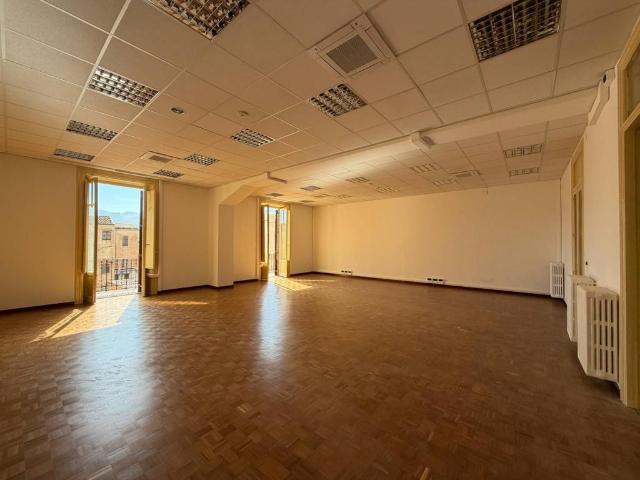Locale Commerciale in affitto a I Circoscrizione, Palermo