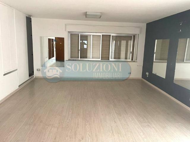 Locale Commerciale in affitto a VI Circoscrizione, Palermo