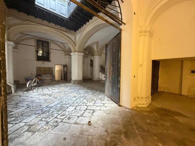 Locale Commerciale in affitto a I Circoscrizione, Palermo