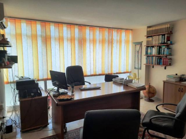 Locale Commerciale in affitto a VIII Circoscrizione, Palermo