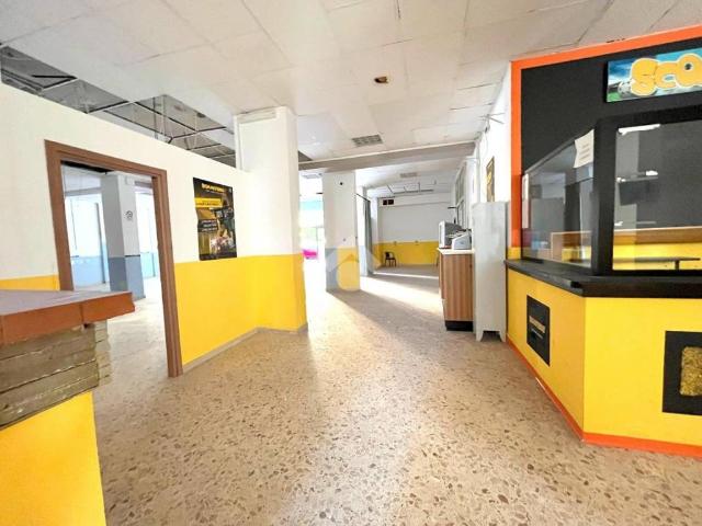 Locale Commerciale in affitto a VI Circoscrizione, Palermo