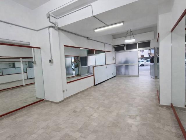Locale Commerciale in affitto a V Circoscrizione, Palermo