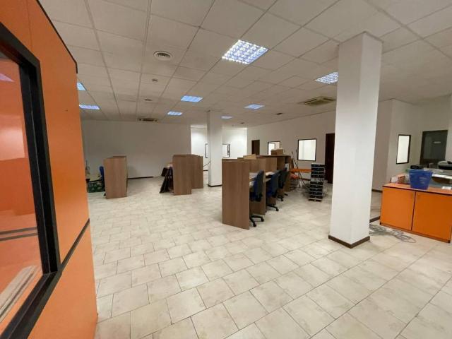 Locale Commerciale in affitto a II Circoscrizione, Palermo