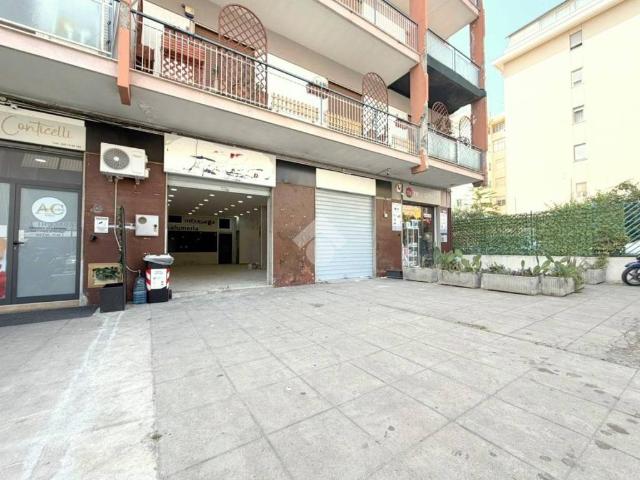 Locale Commerciale in affitto a V Circoscrizione, Palermo